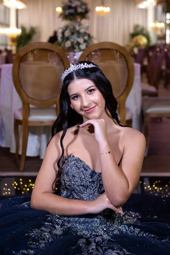Debutante sorrindo de tiara