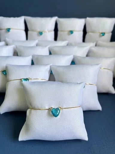 Pulseiras com pingente de coração azul em almofadas de veludo
