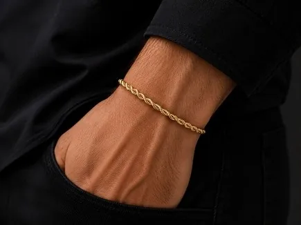 Pulseira masculina de cordão dourado no pulso