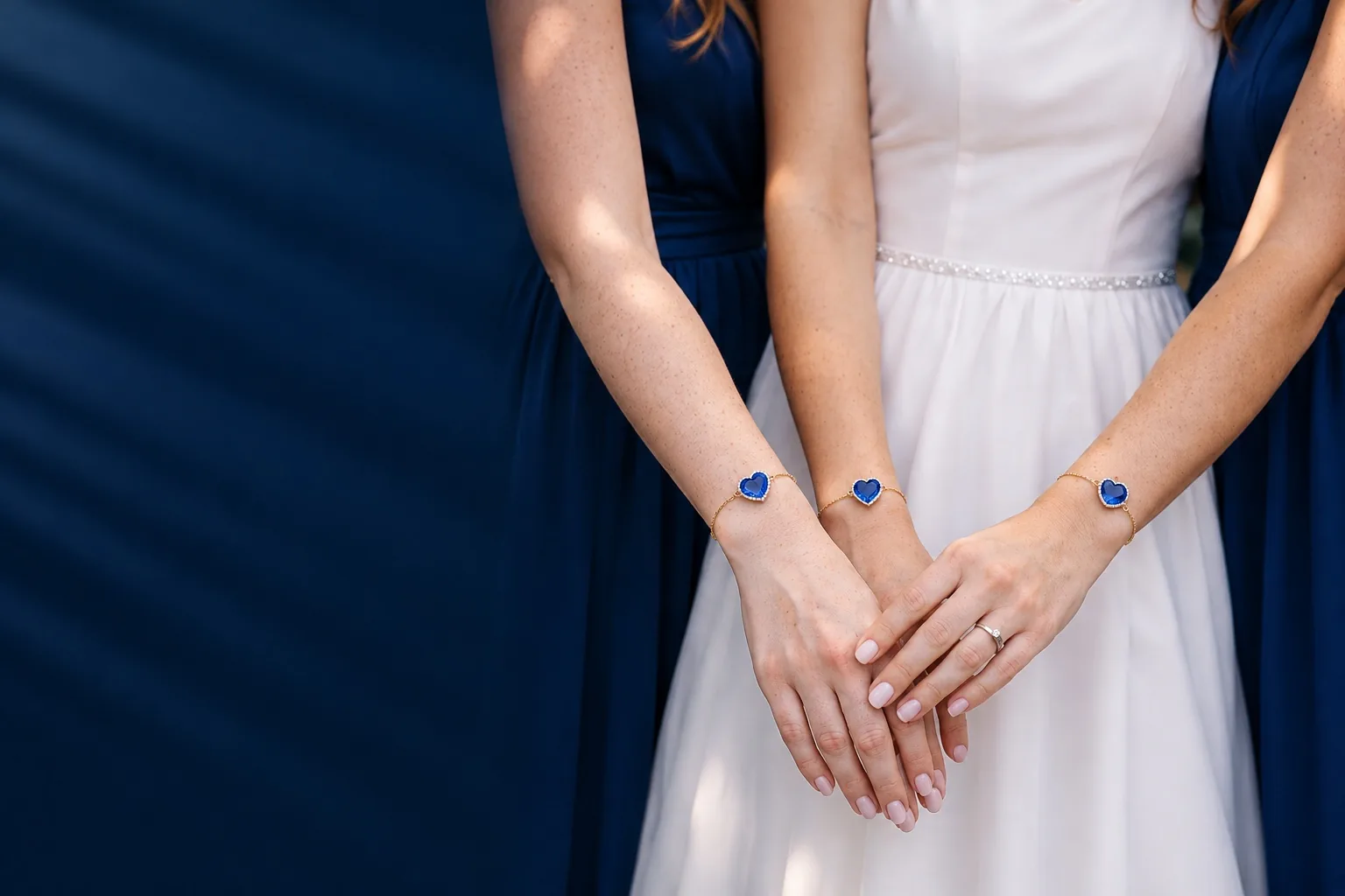 Noiva e madrinhas com pulseiras Riê