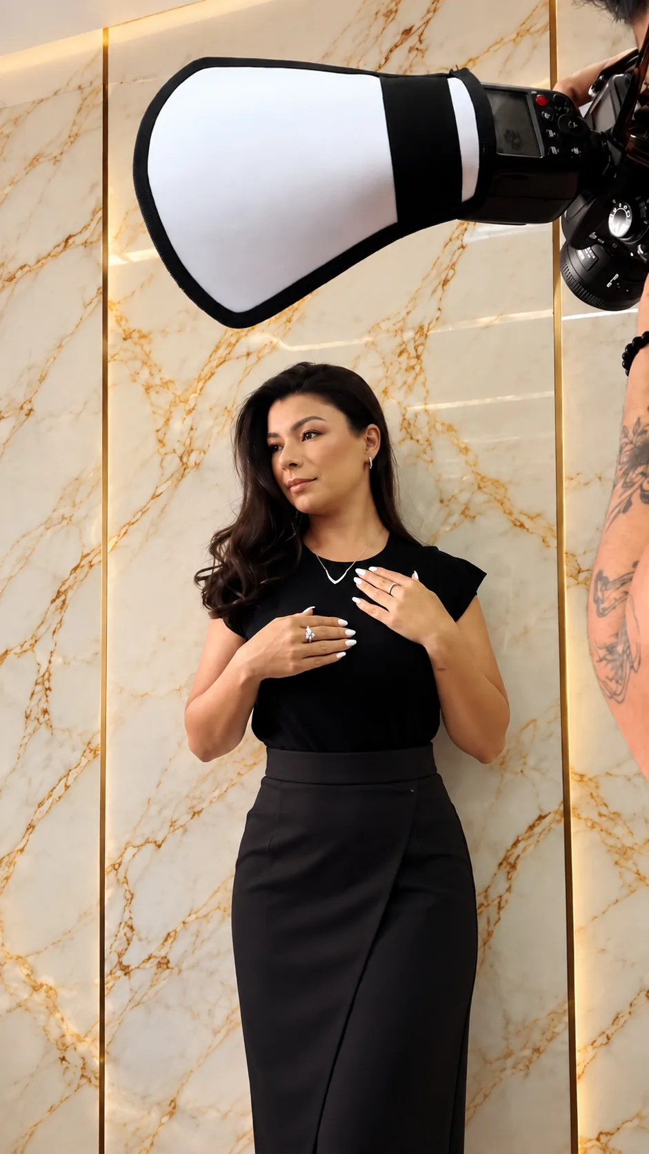 Bárbara Riera, criadora da Riê, com roupa preta e semijoias durante um ensaio fotográfico